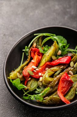 Izgara biber salatası kızarmış sebze bbq yemek lezzetli aperatif lezzetli gurme yemek arkaplan masa rustik gıda üst görünüm fotokopi alanı keto ve paleo diyet vegan ve vejetaryen gıda