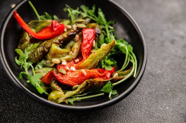 Izgara biber salatası kızarmış sebze bbq yemek lezzetli aperatif lezzetli gurme yemek arkaplan masa rustik gıda üst görünüm fotokopi alanı keto ve paleo diyet vegan ve vejetaryen gıda