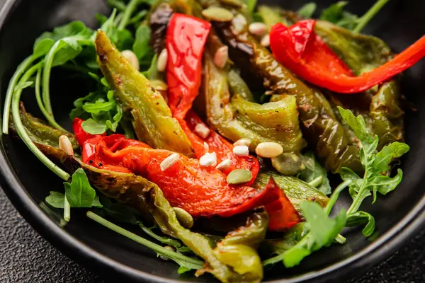 Izgara biber salatası kızarmış sebze bbq yemek lezzetli aperatif lezzetli gurme yemek arkaplan masa rustik gıda üst görünüm fotokopi alanı keto ve paleo diyet vegan ve vejetaryen gıda