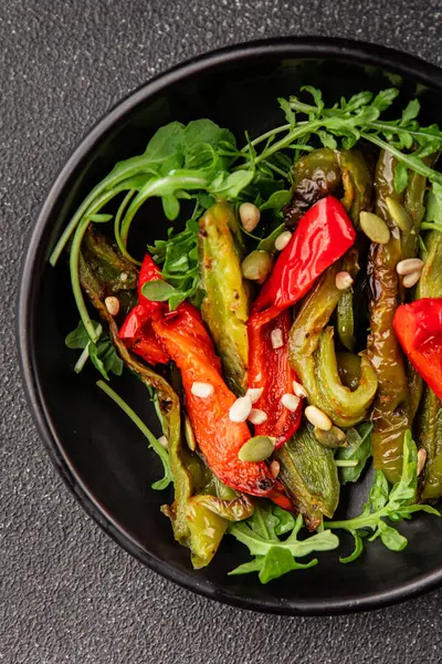 Izgara biber salatası kızarmış sebze bbq yemek lezzetli aperatif lezzetli gurme yemek arkaplan masa rustik gıda üst görünüm fotokopi alanı keto ve paleo diyet vegan ve vejetaryen gıda
