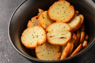 Sebzeli çıtır ekmek, kızarmış ekmek, lezzetli aperatif, lezzetli gurme yemek arka planı, kırsal yemek, üst görünüm, fotokopi alanı.