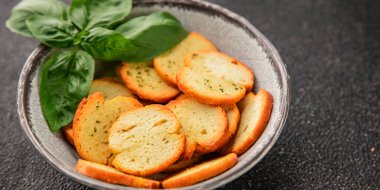 Sebzeli çıtır ekmek, kızarmış ekmek, lezzetli aperatif, lezzetli gurme yemek arka planı, kırsal yemek, üst görünüm, fotokopi alanı.