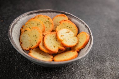 Sebzeli çıtır ekmek, kızarmış ekmek, lezzetli aperatif, lezzetli gurme yemek arka planı, kırsal yemek, üst görünüm, fotokopi alanı.