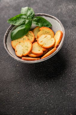 Sebzeli çıtır ekmek, kızarmış ekmek, lezzetli aperatif, lezzetli gurme yemek arka planı, kırsal yemek, üst görünüm, fotokopi alanı.