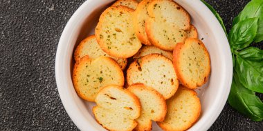 Sebzeli çıtır ekmek, kızarmış ekmek, lezzetli aperatif, lezzetli gurme yemek arka planı, kırsal yemek, üst görünüm, fotokopi alanı.