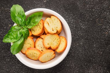 Sebzeli çıtır ekmek, kızarmış ekmek, lezzetli aperatif, lezzetli gurme yemek arka planı, kırsal yemek, üst görünüm, fotokopi alanı.