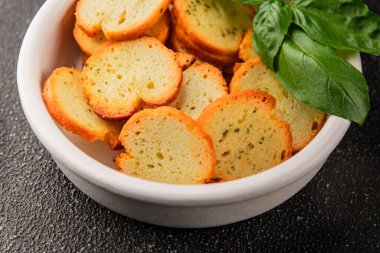 Sebzeli çıtır ekmek, kızarmış ekmek, lezzetli aperatif, lezzetli gurme yemek arka planı, kırsal yemek, üst görünüm, fotokopi alanı.