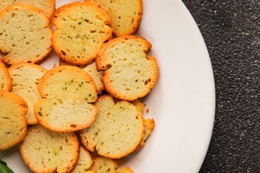 Sebzeli çıtır ekmek, kızarmış ekmek, lezzetli aperatif, lezzetli gurme yemek arka planı, kırsal yemek, üst görünüm, fotokopi alanı.