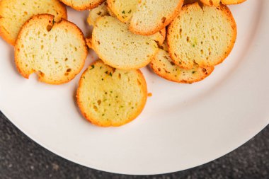 Sebzeli çıtır ekmek, kızarmış ekmek, lezzetli aperatif, lezzetli gurme yemek arka planı, kırsal yemek, üst görünüm, fotokopi alanı.