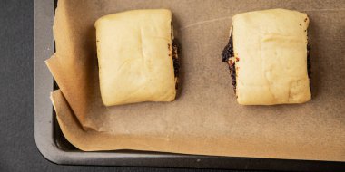 Çiğ haşhaşlı çörekler çiğ hamur hamuru tatlı tatlı tatlı tatlı çerezler lezzetli gurme yemek arka planı masanın kırsal kesiminde fotokopi alanı.