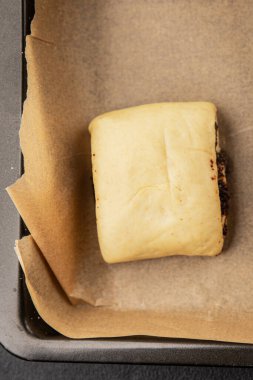 Çiğ haşhaşlı çörekler çiğ hamur hamuru tatlı tatlı tatlı tatlı çerezler lezzetli gurme yemek arka planı masanın kırsal kesiminde fotokopi alanı.