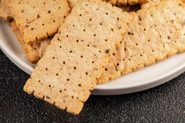 Kraker tam tahıllı sağlıklı yiyecekler buğday kurabiyeleri lezzetli çerezler taze lezzetli gurme yemek arkaplanı masanın kırsal kesiminde fotokopi alanı