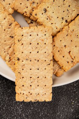 Kraker tam tahıllı sağlıklı yiyecekler buğday kurabiyeleri lezzetli çerezler taze lezzetli gurme yemek arkaplanı masanın kırsal kesiminde fotokopi alanı