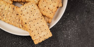 Kraker tam tahıllı sağlıklı yiyecekler buğday kurabiyeleri lezzetli çerezler taze lezzetli gurme yemek arkaplanı masanın kırsal kesiminde fotokopi alanı