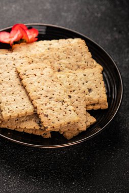 Kraker tam tahıllı sağlıklı yiyecekler buğday kurabiyeleri lezzetli çerezler taze lezzetli gurme yemek arkaplanı masanın kırsal kesiminde fotokopi alanı