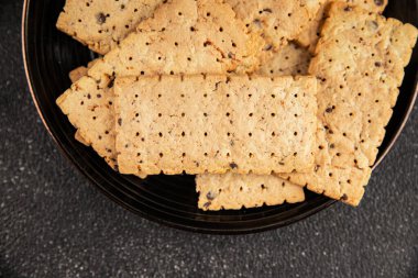 Kraker tam tahıllı sağlıklı yiyecekler buğday kurabiyeleri lezzetli çerezler taze lezzetli gurme yemek arkaplanı masanın kırsal kesiminde fotokopi alanı