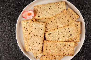 Kraker tam tahıllı sağlıklı yiyecekler buğday kurabiyeleri lezzetli çerezler taze lezzetli gurme yemek arkaplanı masanın kırsal kesiminde fotokopi alanı