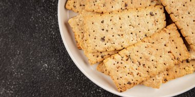 Kraker tam tahıllı sağlıklı yiyecekler buğday kurabiyeleri lezzetli çerezler taze lezzetli gurme yemek arkaplanı masanın kırsal kesiminde fotokopi alanı