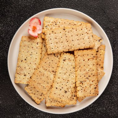 Kraker tam tahıllı sağlıklı yiyecekler buğday kurabiyeleri lezzetli çerezler taze lezzetli gurme yemek arkaplanı masanın kırsal kesiminde fotokopi alanı