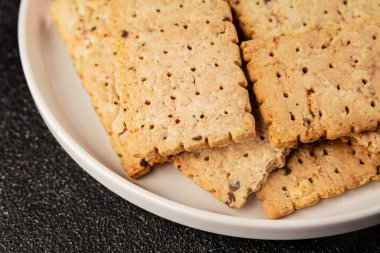 Kraker tam tahıllı sağlıklı yiyecekler buğday kurabiyeleri lezzetli çerezler taze lezzetli gurme yemek arkaplanı masanın kırsal kesiminde fotokopi alanı