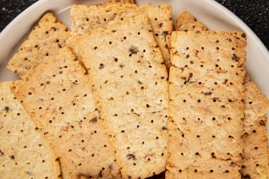 Kraker tam tahıllı sağlıklı yiyecekler buğday kurabiyeleri lezzetli çerezler taze lezzetli gurme yemek arkaplanı masanın kırsal kesiminde fotokopi alanı