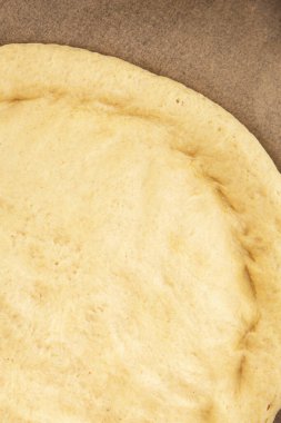 Çiğ pizza hamuru pizza tabanı lezzetli çerez lezzetli gurme yemek arka planı masa rustik üst görünüm fotokopi alanı üzerinde