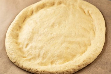 Çiğ pizza hamuru pizza tabanı lezzetli çerez lezzetli gurme yemek arka planı masa rustik üst görünüm fotokopi alanı üzerinde