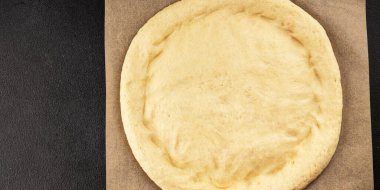 Çiğ pizza hamuru pizza tabanı lezzetli çerez lezzetli gurme yemek arka planı masa rustik üst görünüm fotokopi alanı üzerinde