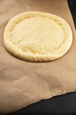 Çiğ pizza hamuru pizza tabanı lezzetli çerez lezzetli gurme yemek arka planı masa rustik üst görünüm fotokopi alanı üzerinde