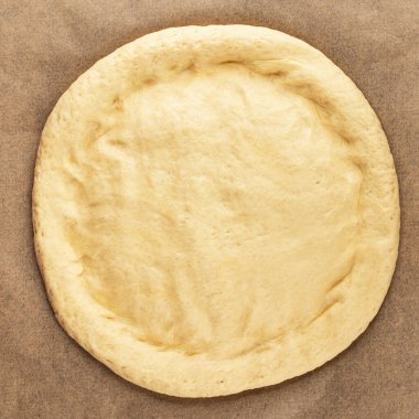 Çiğ pizza hamuru pizza tabanı lezzetli çerez lezzetli gurme yemek arka planı masa rustik üst görünüm fotokopi alanı üzerinde