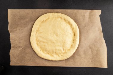 Çiğ pizza hamuru pizza tabanı lezzetli çerez lezzetli gurme yemek arka planı masa rustik üst görünüm fotokopi alanı üzerinde