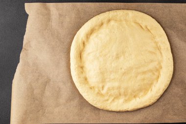 Çiğ pizza hamuru pizza tabanı lezzetli çerez lezzetli gurme yemek arka planı masa rustik üst görünüm fotokopi alanı üzerinde