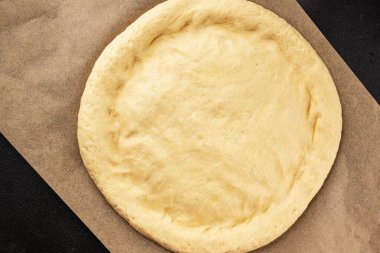Çiğ pizza hamuru pizza tabanı lezzetli çerez lezzetli gurme yemek arka planı masa rustik üst görünüm fotokopi alanı üzerinde