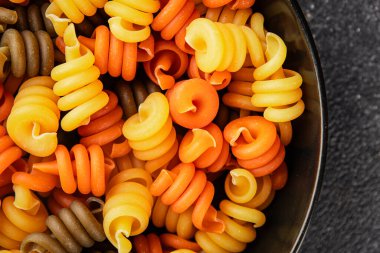 makarna trottole üç renkli makarna sarmalı bükülmüş İtalyan yemeği lezzetli çerez lezzetli gurme yemek arkaplan masa üzerinde rustik üst görünüm fotokopi alanı vegan ve vejetaryen gıda