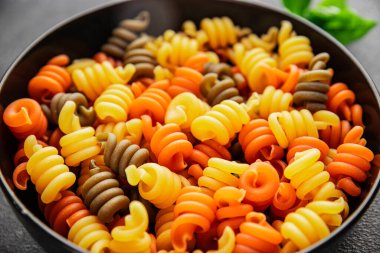 makarna trottole üç renkli makarna sarmalı bükülmüş İtalyan yemeği lezzetli çerez lezzetli gurme yemek arkaplan masa üzerinde rustik üst görünüm fotokopi alanı vegan ve vejetaryen gıda