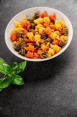 makarna trottole üç renkli makarna sarmalı bükülmüş İtalyan yemeği lezzetli çerez lezzetli gurme yemek arkaplan masa üzerinde rustik üst görünüm fotokopi alanı vegan ve vejetaryen gıda