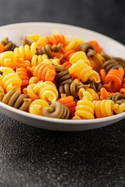 makarna trottole üç renkli makarna sarmalı bükülmüş İtalyan yemeği lezzetli çerez lezzetli gurme yemek arkaplan masa üzerinde rustik üst görünüm fotokopi alanı vegan ve vejetaryen gıda