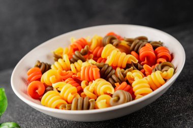 makarna trottole üç renkli makarna sarmalı bükülmüş İtalyan yemeği lezzetli çerez lezzetli gurme yemek arkaplan masa üzerinde rustik üst görünüm fotokopi alanı vegan ve vejetaryen gıda