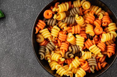 makarna trottole üç renkli makarna sarmalı bükülmüş İtalyan yemeği lezzetli çerez lezzetli gurme yemek arkaplan masa üzerinde rustik üst görünüm fotokopi alanı vegan ve vejetaryen gıda