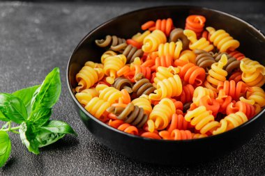 makarna trottole üç renkli makarna sarmalı bükülmüş İtalyan yemeği lezzetli çerez lezzetli gurme yemek arkaplan masa üzerinde rustik üst görünüm fotokopi alanı vegan ve vejetaryen gıda