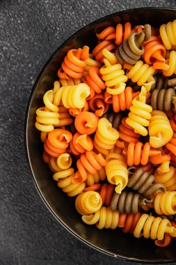 makarna trottole üç renkli makarna sarmalı bükülmüş İtalyan yemeği lezzetli çerez lezzetli gurme yemek arkaplan masa üzerinde rustik üst görünüm fotokopi alanı vegan ve vejetaryen gıda