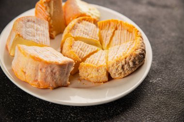 Peynir tabağı Camembert, Brie, Munster Fransız peyniri Lezzetli çerez Taze lezzetli gurme yemek arkaplanı Masanın üzerinde rustik gıda üst görünümü fotokopi alanı