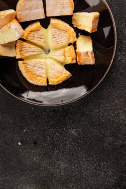 Peynir tabağı Camembert, Brie, Munster Fransız peyniri Lezzetli çerez Taze lezzetli gurme yemek arkaplanı Masanın üzerinde rustik gıda üst görünümü fotokopi alanı