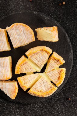 Peynir tabağı Camembert, Brie, Munster Fransız peyniri Lezzetli çerez Taze lezzetli gurme yemek arkaplanı Masanın üzerinde rustik gıda üst görünümü fotokopi alanı