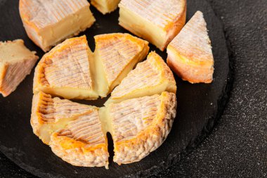 Peynir tabağı Camembert, Brie, Munster Fransız peyniri Lezzetli çerez Taze lezzetli gurme yemek arkaplanı Masanın üzerinde rustik gıda üst görünümü fotokopi alanı