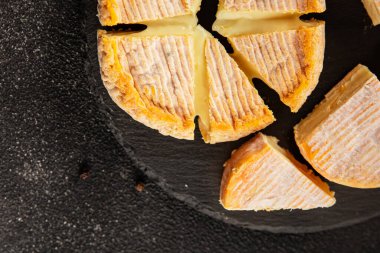 Peynir tabağı Camembert, Brie, Munster Fransız peyniri Lezzetli çerez Taze lezzetli gurme yemek arkaplanı Masanın üzerinde rustik gıda üst görünümü fotokopi alanı