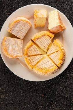 Peynir tabağı Camembert, Brie, Munster Fransız peyniri Lezzetli çerez Taze lezzetli gurme yemek arkaplanı Masanın üzerinde rustik gıda üst görünümü fotokopi alanı