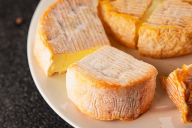 Peynir tabağı Camembert, Brie, Munster Fransız peyniri Lezzetli çerez Taze lezzetli gurme yemek arkaplanı Masanın üzerinde rustik gıda üst görünümü fotokopi alanı