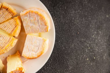 Peynir tabağı Camembert, Brie, Munster Fransız peyniri Lezzetli çerez Taze lezzetli gurme yemek arkaplanı Masanın üzerinde rustik gıda üst görünümü fotokopi alanı