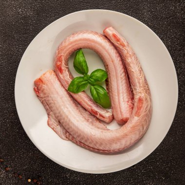 Çiğ kaya yılanbalığı balığı balığı, somon balığı, deniz ürünleri, küçük benekli kedi balığı, lezzetli çerez, lezzetli gurme yemek arka planı, masanın kırsal kesiminde, fotokopi alanı, pesseeter diyeti.